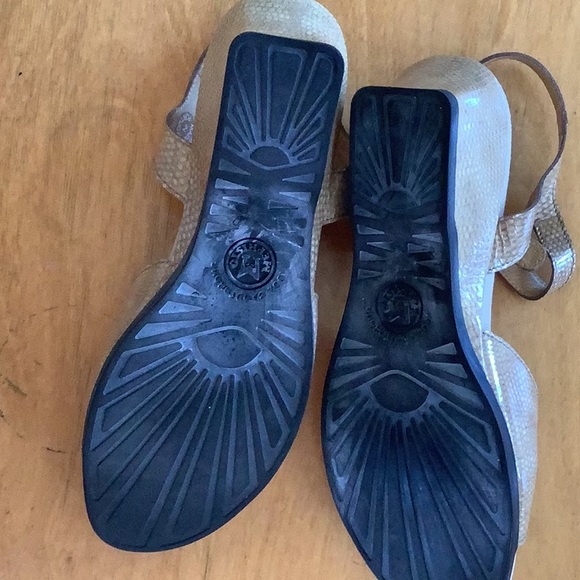 Mephisto sandals size 10. Beige/tan patent leather. - Picture 3 of 5